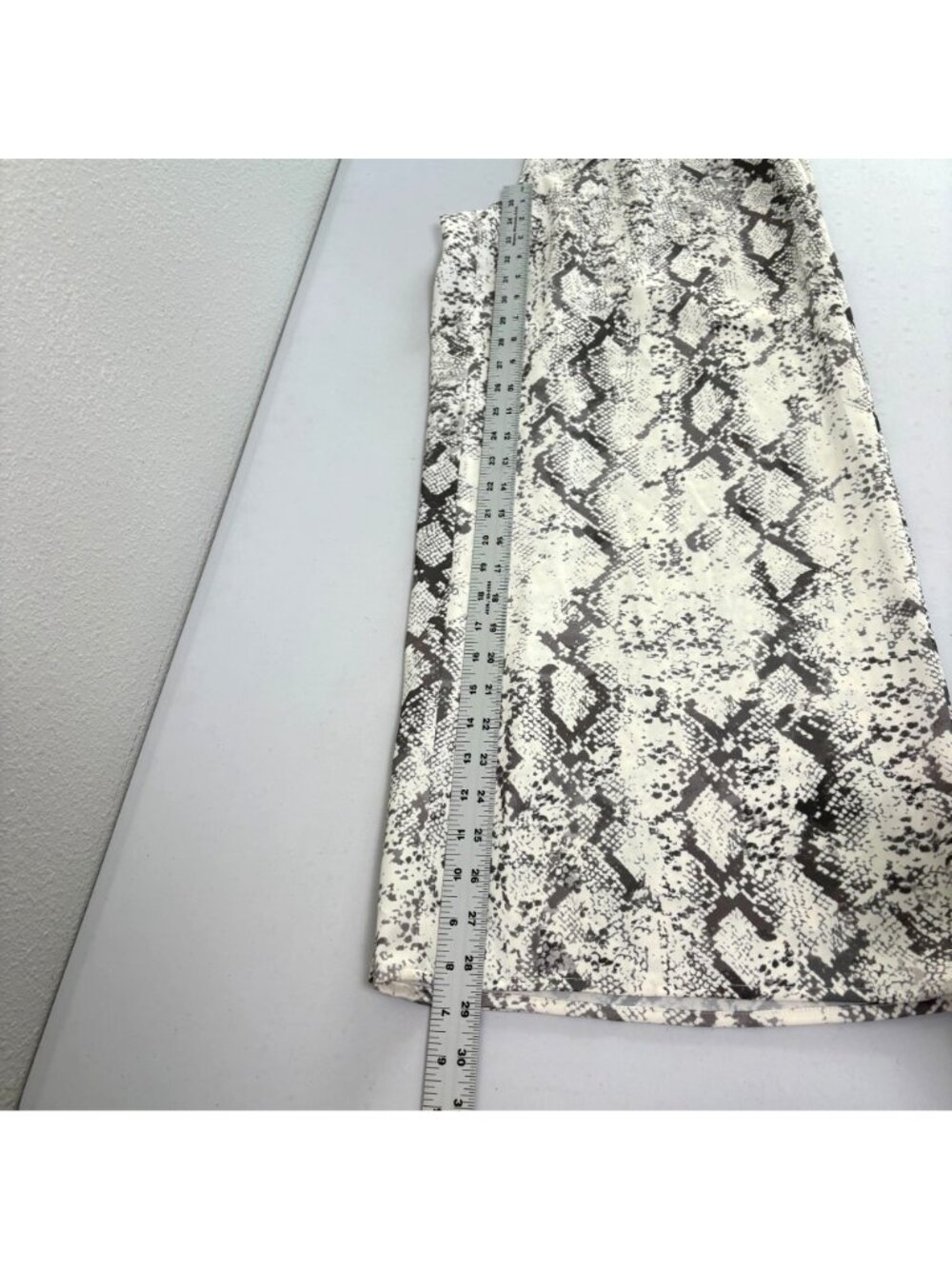 Gianni Bini Wide Leg Pants Womens S Gray Cream Snake Skin Print Pull On NWT - Picture 8 of 9